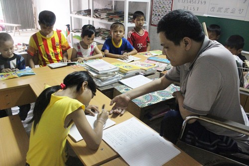 Phung Van Truong, a disabled teacher of poor students - ảnh 2